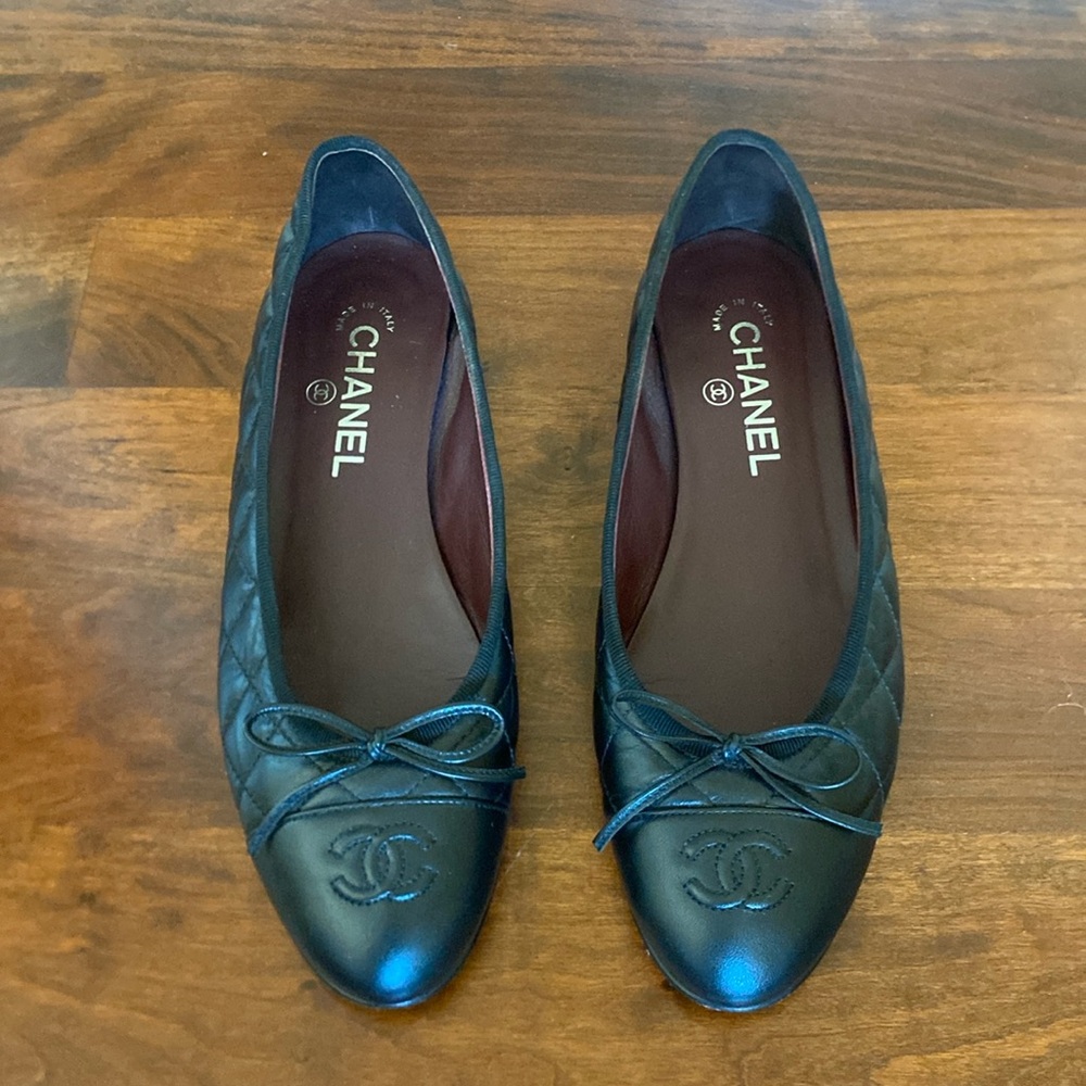 Worn 2x! Chanel black leather ballet flats